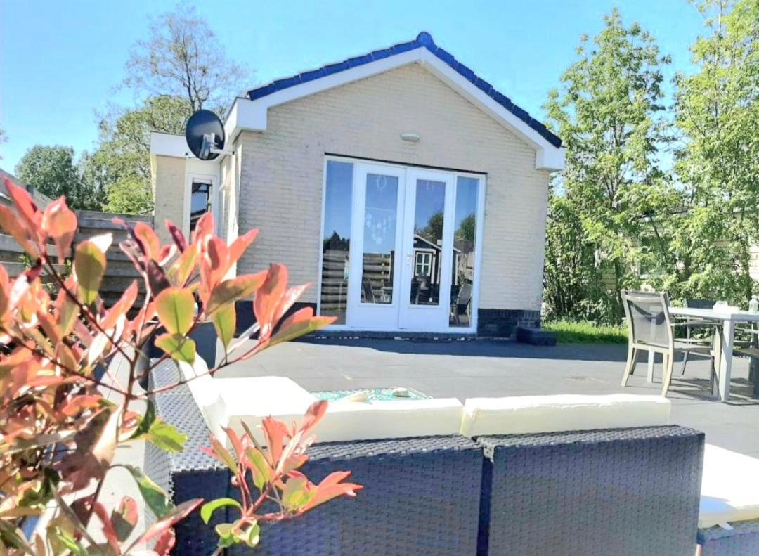Huisje Britt Met Grote Tuin En Veel Privacy Dirkshorn Esterno foto